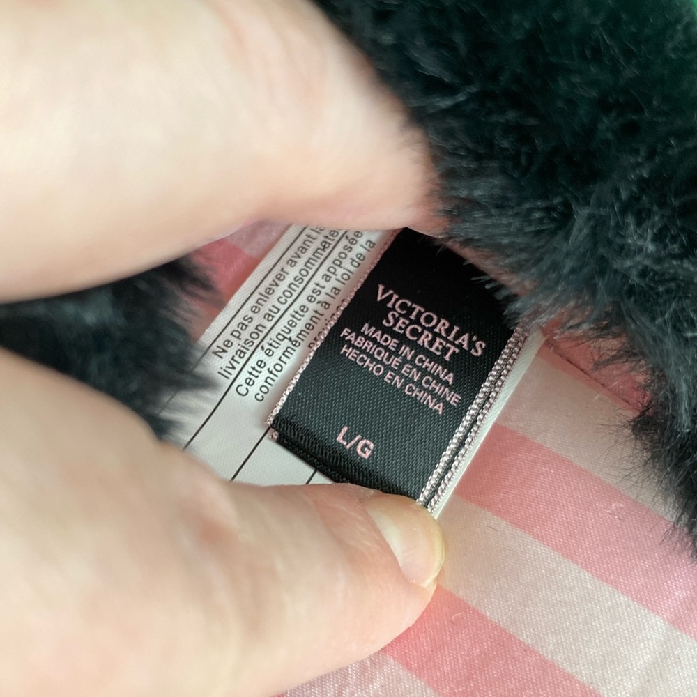 Victoria’s Secret Classic Pink and Black Faux Fur Close Toed Slippers - Picture 11 of 12